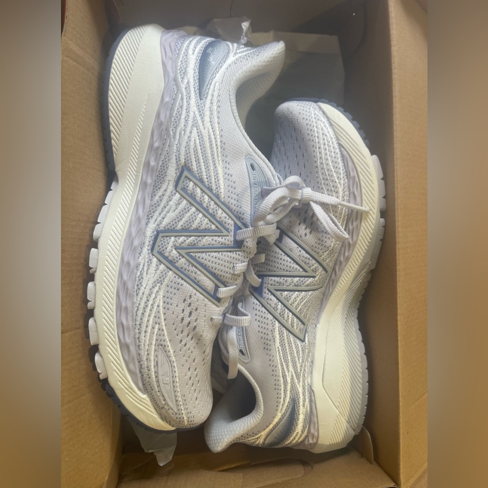 NEW  no tags. No box was sent with shoe purchase. New Balance 860v12